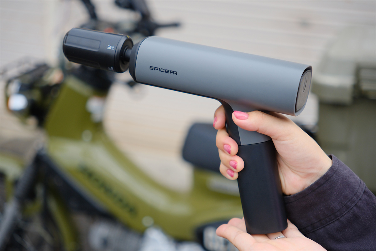 カブガールが行く】ポケットサイズの高圧洗浄機「SPICERR SWU-1」で