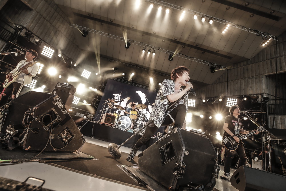 ライブレポート】野音のすてきな夜空に響いた、希望と説得力に溢れる30