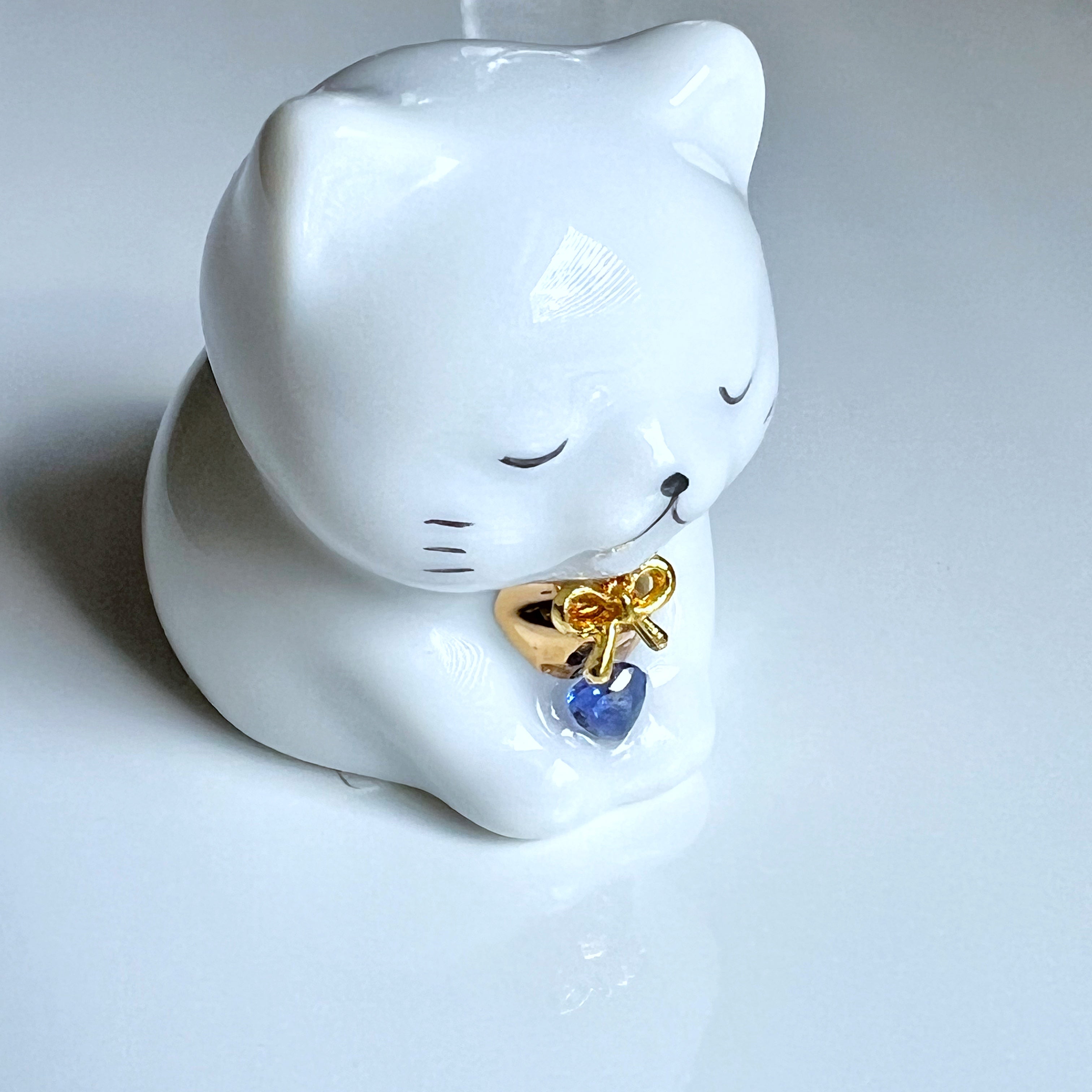 天然石を持ったなにとぞ猫となにとぞ猫 – 縁起屋dotu