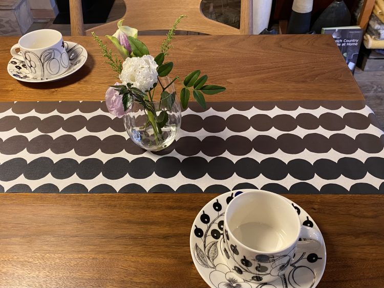 marimekkoのテーブルランナーでいつもの食卓を華やかにしませんか