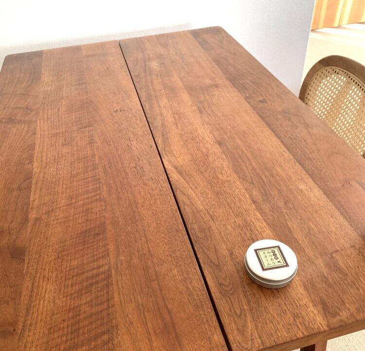 おうち時間でDIY】「木工用みつろうクリーム」で古びたテーブルが