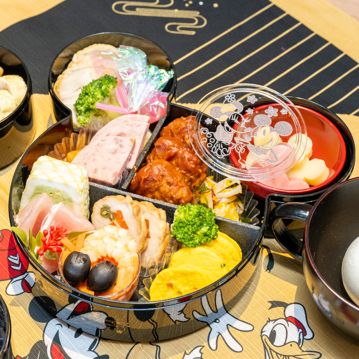 ミッキー型のお重がかわいい！ベルメゾン ディズニー 2025年「おせち