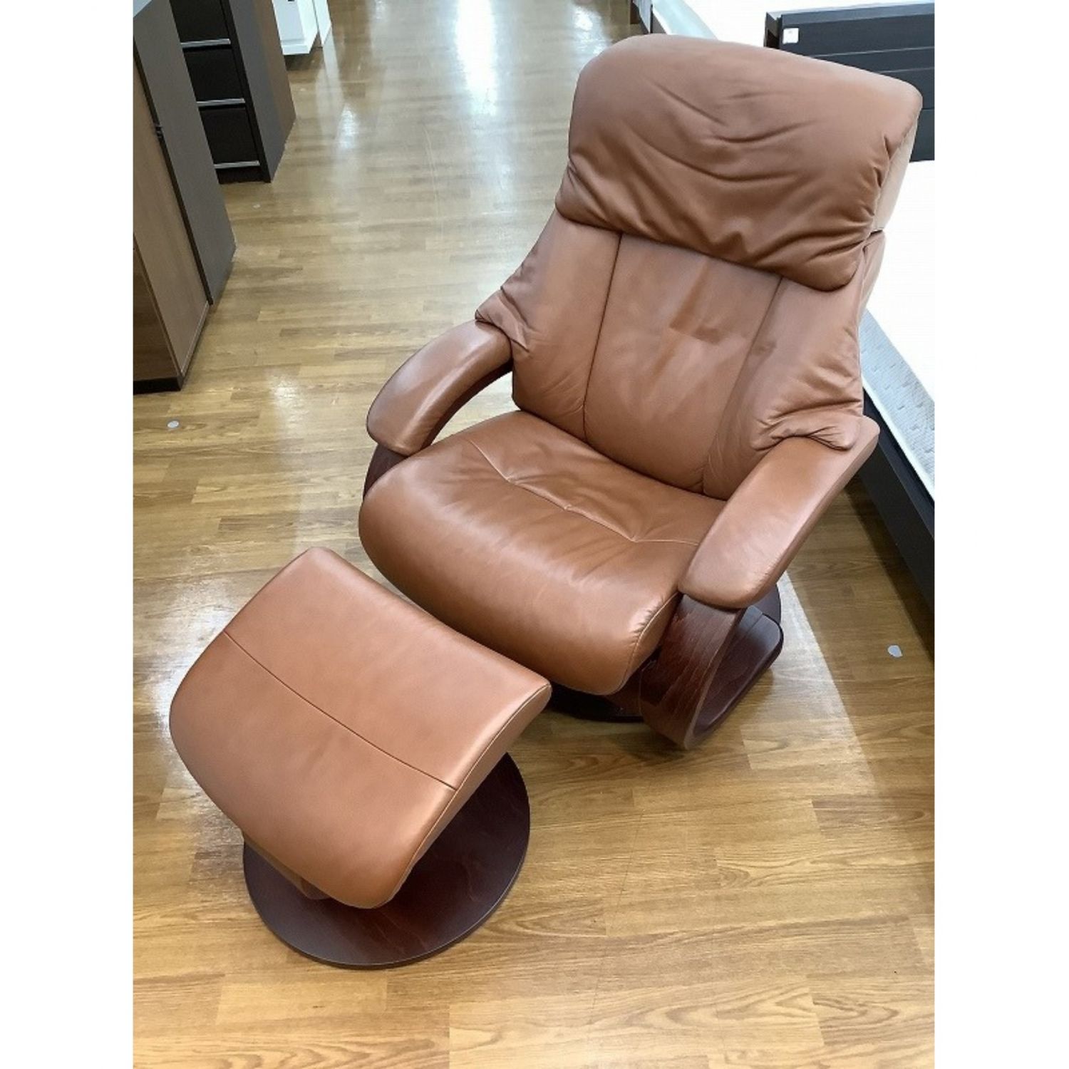 HJELLEGJERDE (イエリアーダ) リクライニングソファー&オットマン