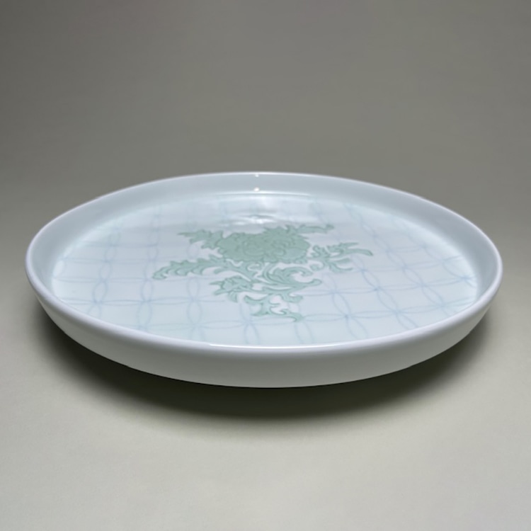 井上萬二]陶芸『白磁緑釉牡丹彫文皿』: JALショッピング｜JAL Mall