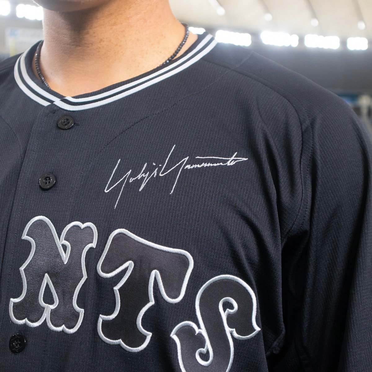 読売ジャイアンツがヨウジヤマモトとのコラボユニフォームを披露、岡本