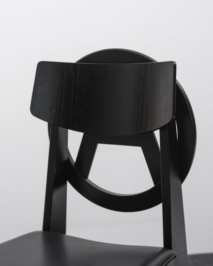 アンダーカバーが座面を黒のレザーで統一した「アナーキーチェア」を発売