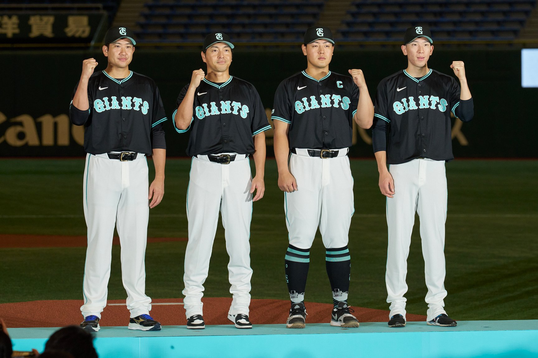 読売ジャイアンツがティファニーとのコラボユニフォームを発表 坂本