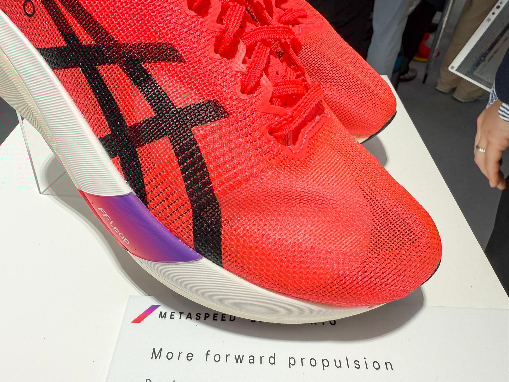 アシックスがトップアスリート向けランニングシューズの最新モデルを