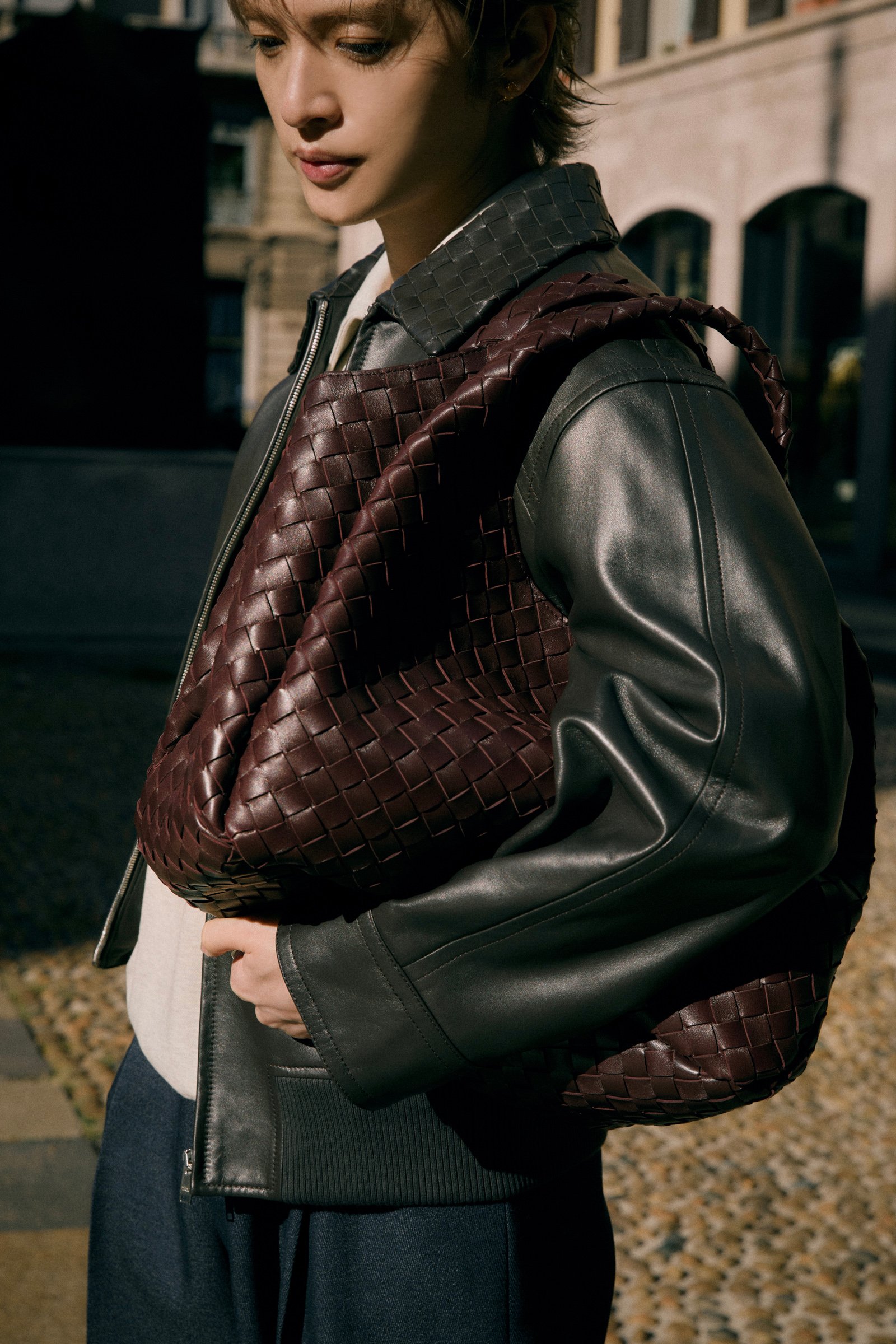 玉森裕太、ミラノの街で味わうボッテガ・ヴェネタの「イントレチャート」