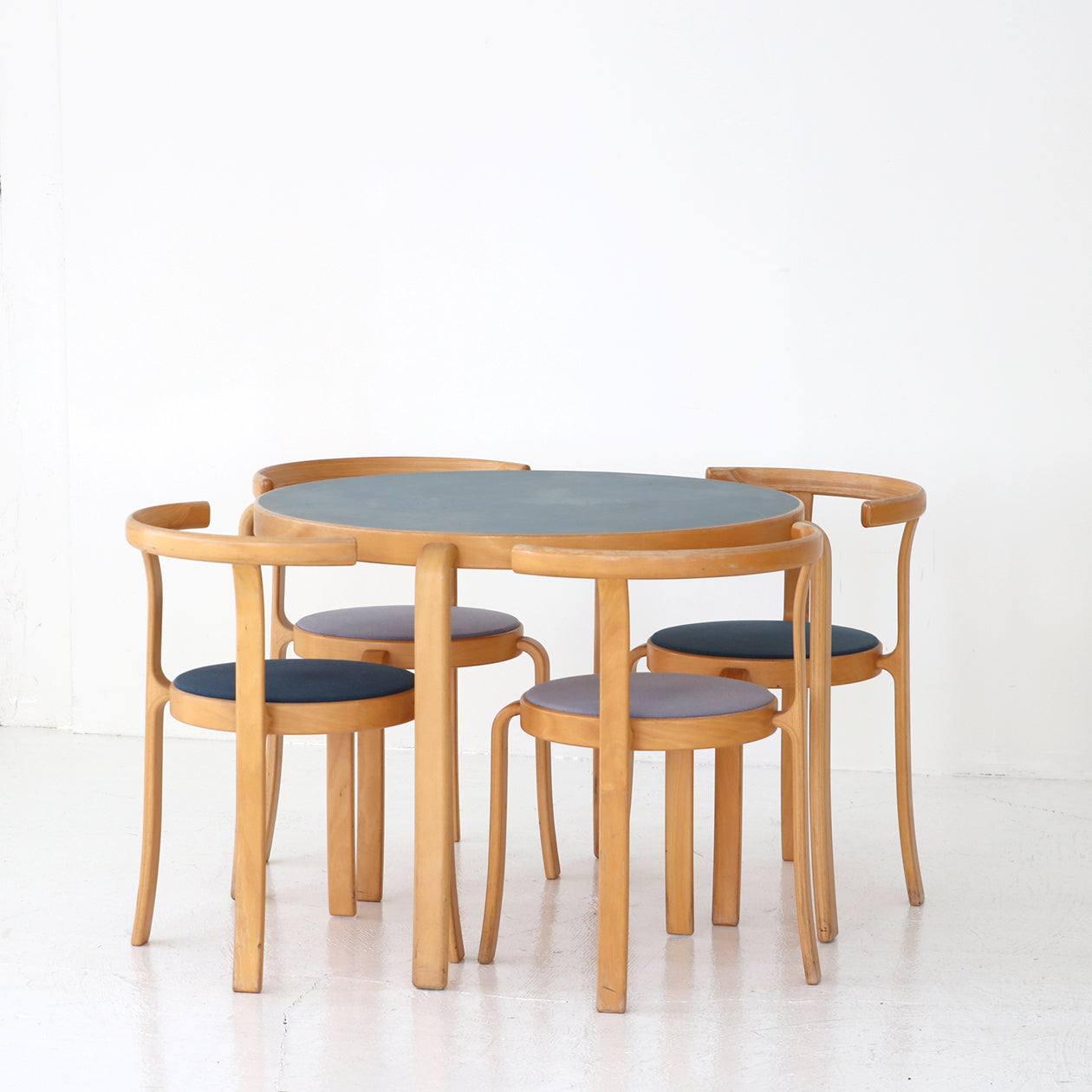 Dining table&Chair set / Magnus Olesen – FILM