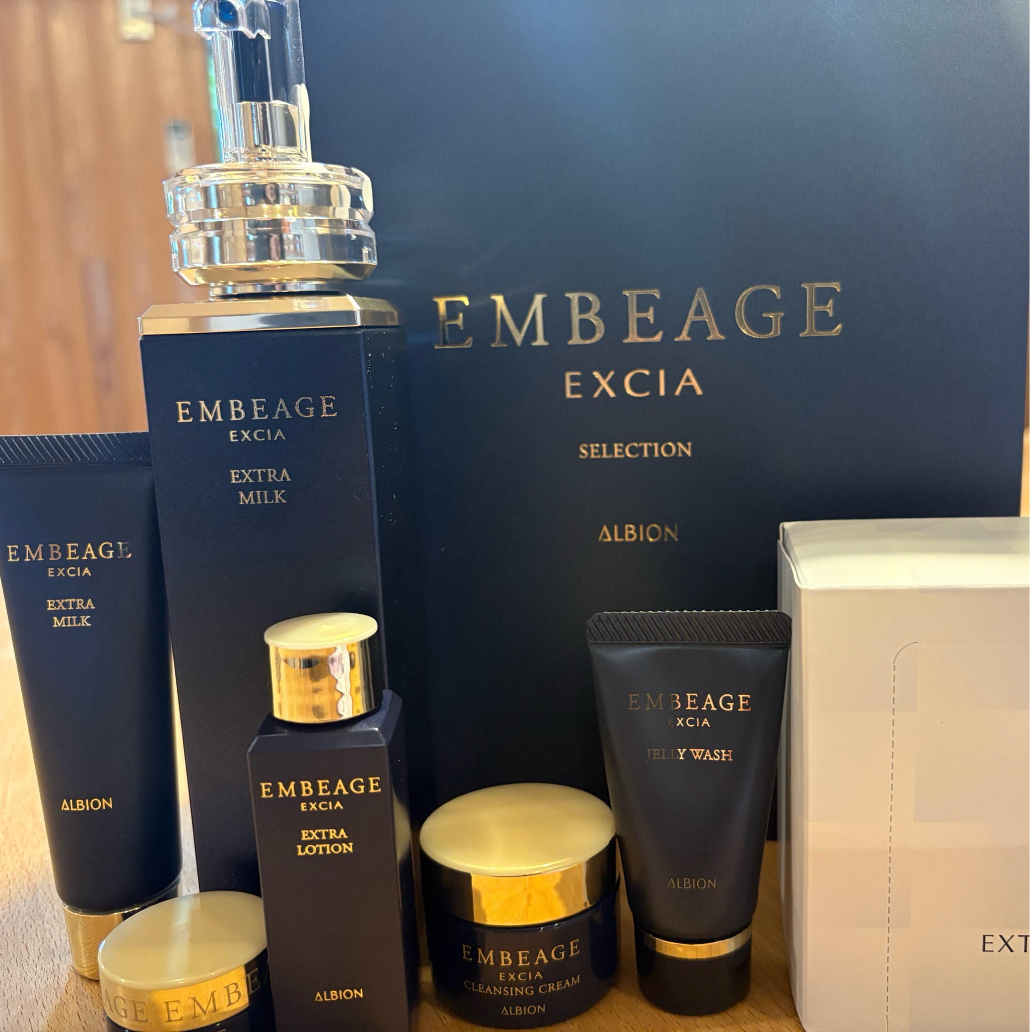 アルビオン / エクシア アンベアージュ エクストラミルク 200gの公式