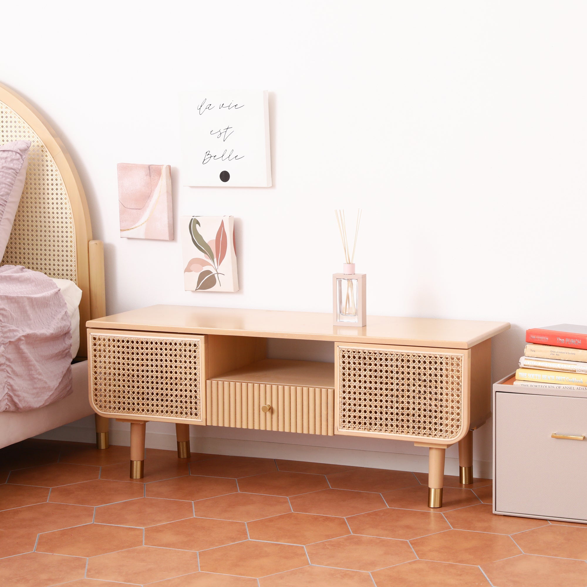 ラタン素材とゴールドパーツをアクセントにした大人可愛いナチュラル