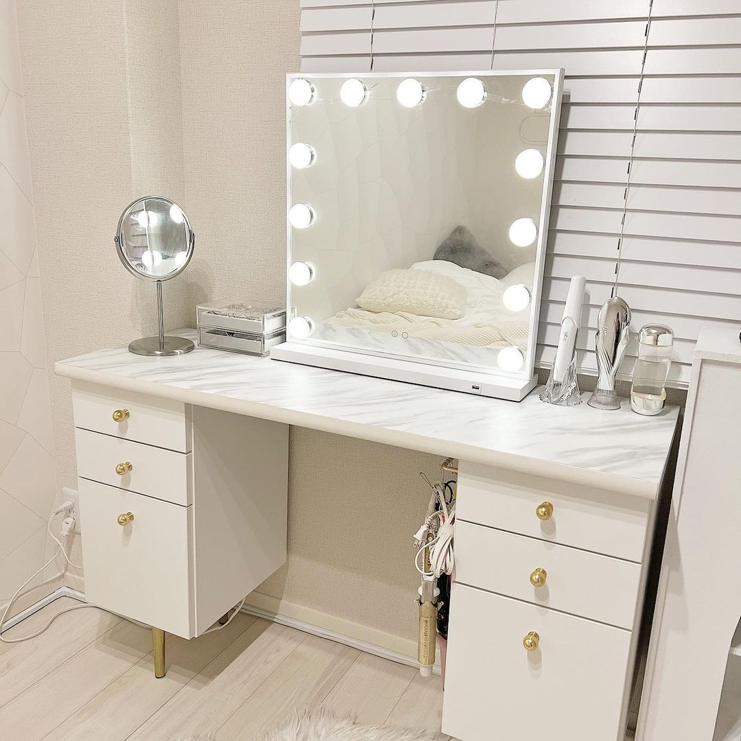 広々使えるコスメデスクで毎日のメイクもハッピーな時間に
