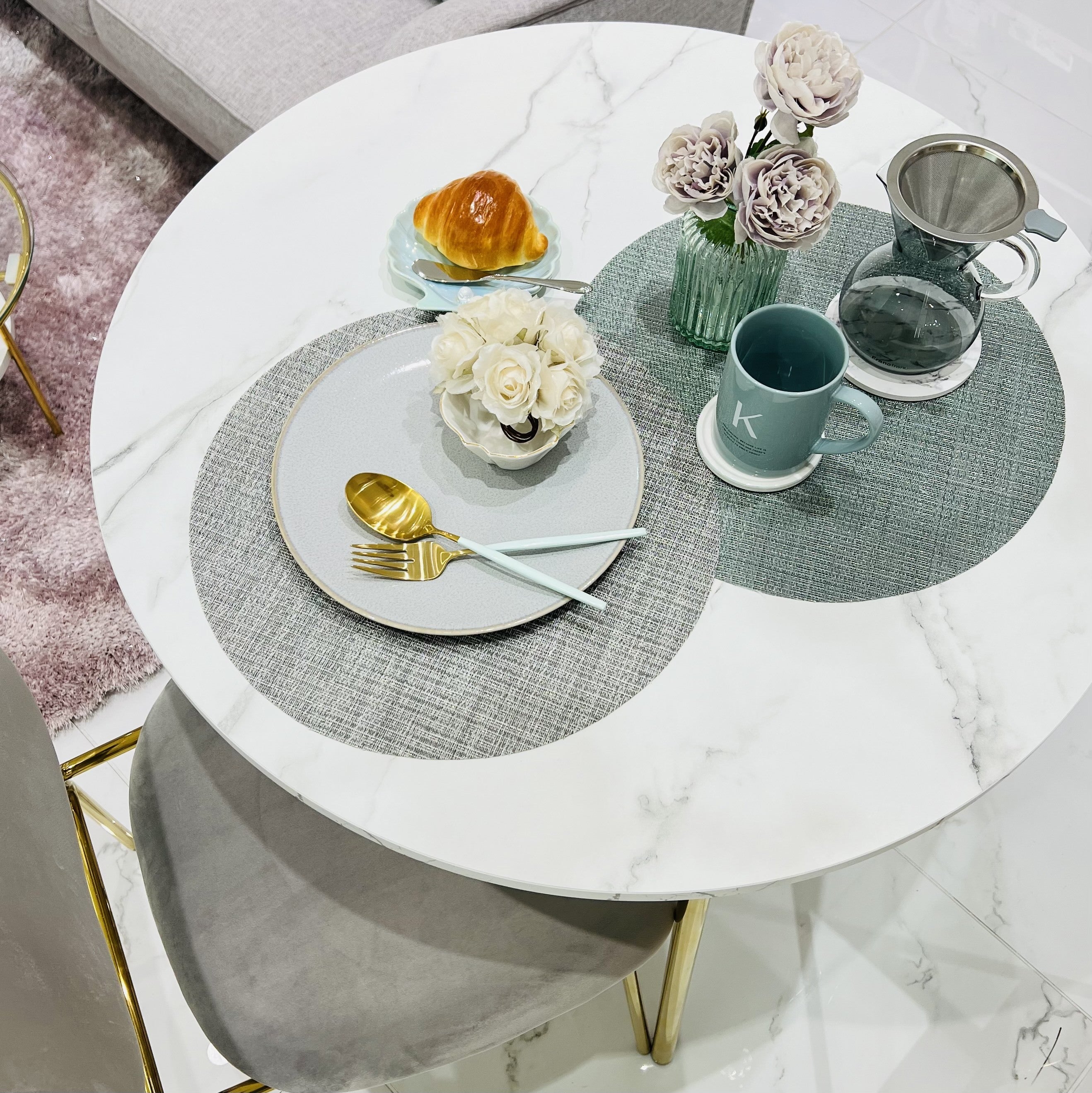 一人暮らしにおすすめな大理石柄のコンパクトテーブルで楽しむブランチ