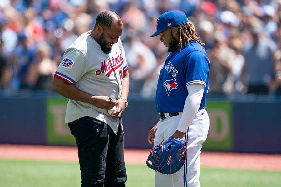 ゲレーロ親子が始球式で