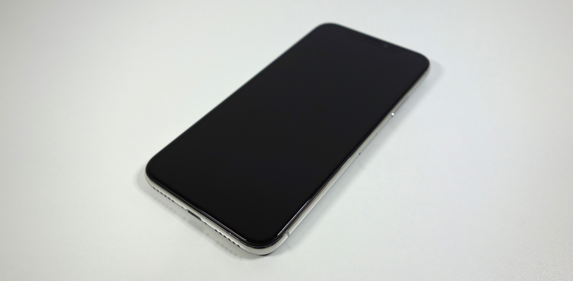 iPhone Xシルバー外観レビュー、iPhone 8と比較して金属部分が光沢質感