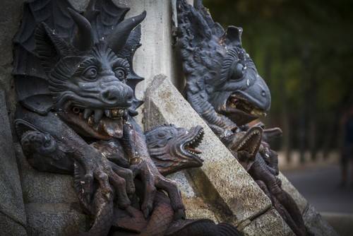 小さな庭でも出来る！ガーゴイルのオーナメントでおしゃれな