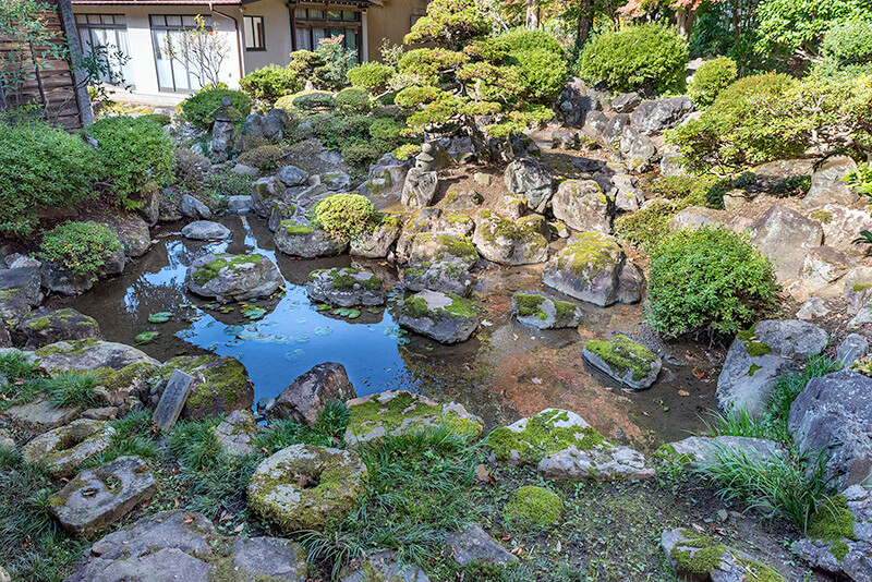 旧滝沢本陣 夜泊石と思われる岩島がみられる -庭園ガイド