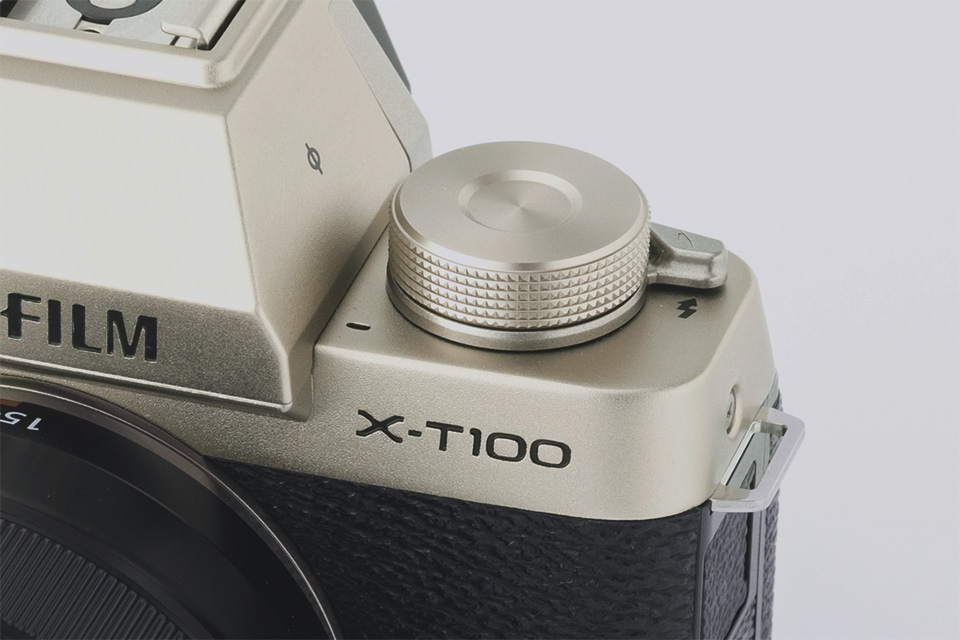 高級感あふれるデザインで、自撮りも得意な富士フイルムX-T100新登場