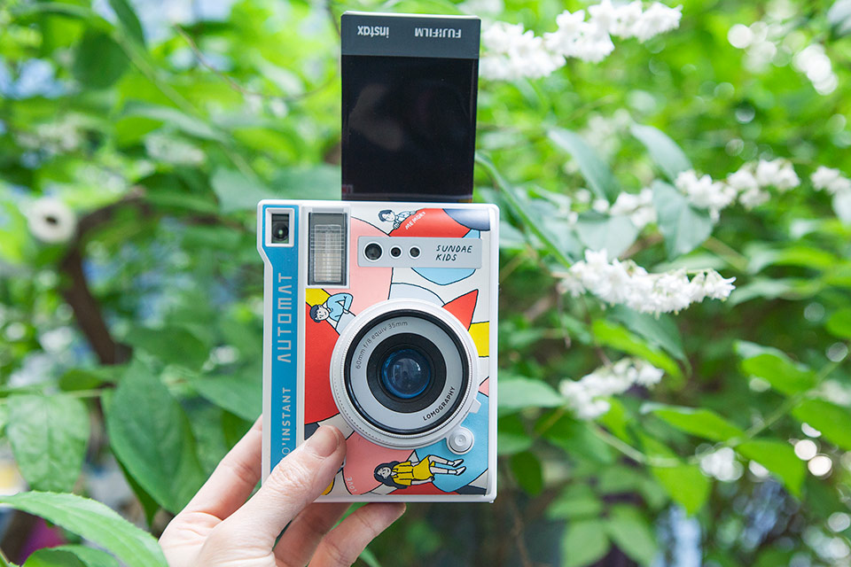 コミックアーティストによる限定デザインのインスタントカメラ「Lomo