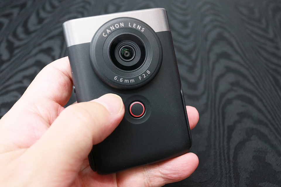 キヤノン「PowerShot V10」を触ってきた！ 片手で操作できる手のひら