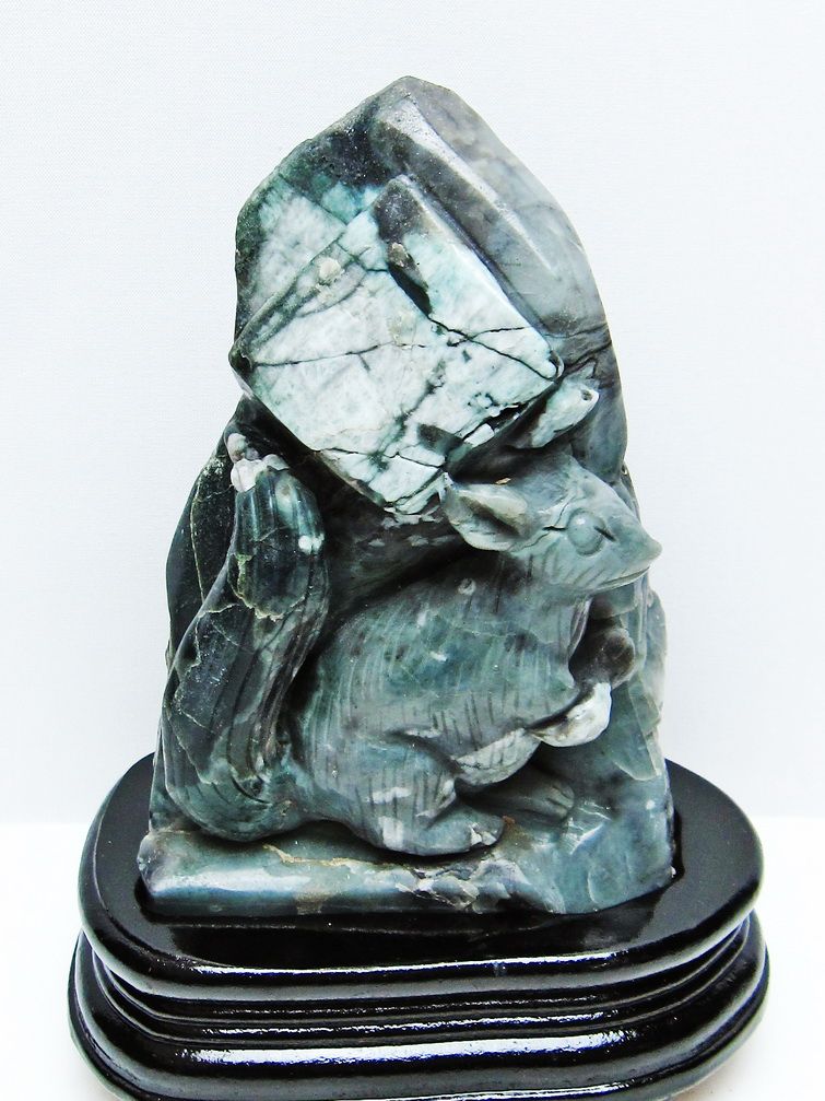 1.4Kgパワーストーン 天然石 エメラルド 手彫り リス 置物[T583-1152]