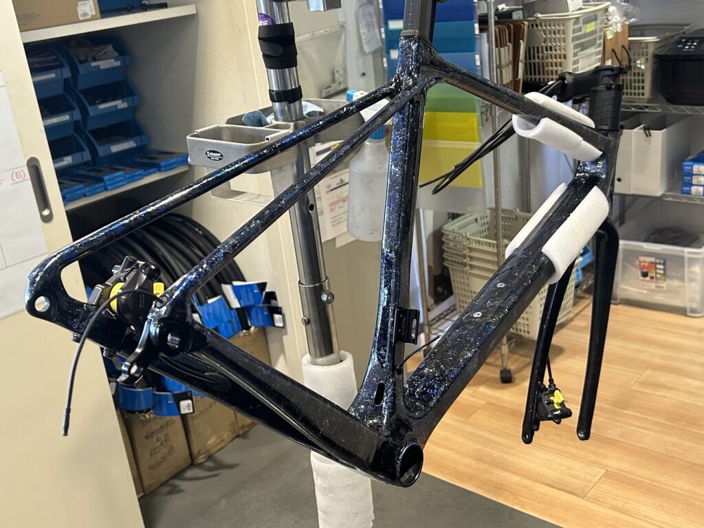 新型TCR】フレームセット組み立てから見る最新ロードバイク