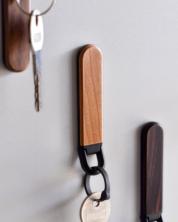 □「KEYHOLDER MAG」鍵の居場所を作るマグネット付き木製キーホルダー