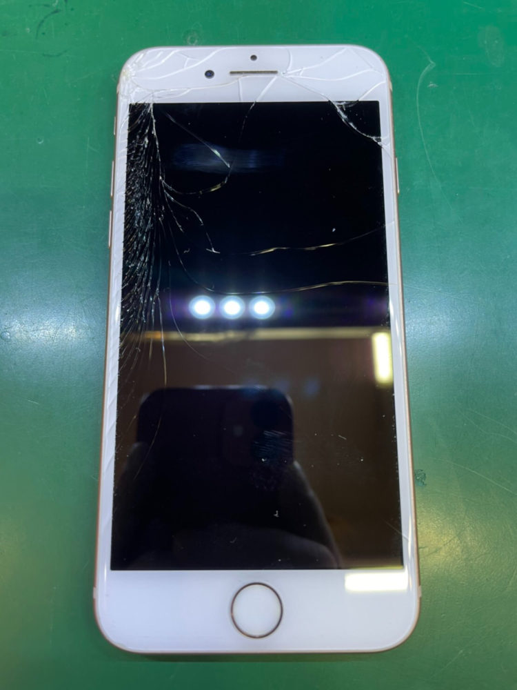 画面割れなら20～30分で修理可能！iPhone8の事例で修理の流れをご説明