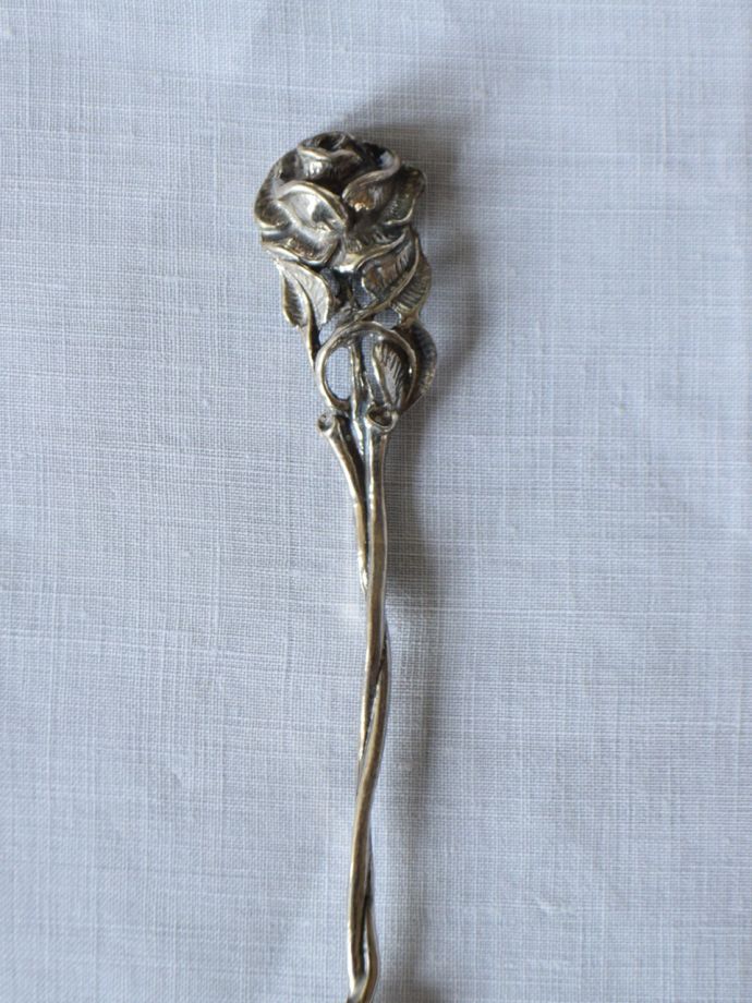 バラの模様が美しい、英国から届いたシルバープレートのプチケーキ