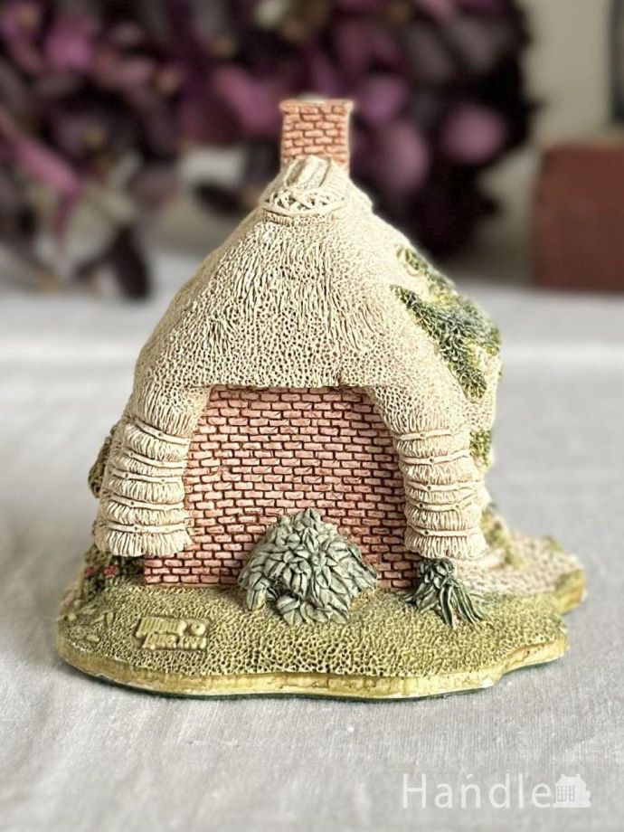 Handleブルー色のドアが可愛い、Lilliput Lane（リリパットレーン）の