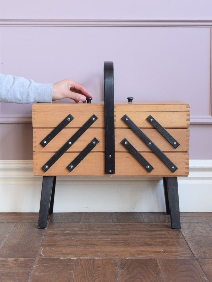 英国アンティークの可愛い裁縫箱、便利に使えるソーイングボックス(m