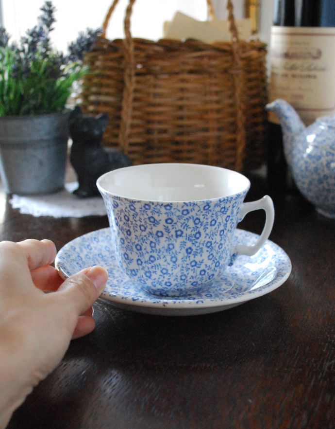 英国生まれの陶磁器、バーレー社のブルーフェリシティ・カップ