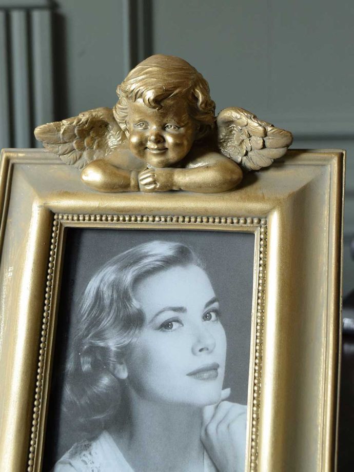 ロココ調のおしゃれなフォトフレーム、エンジェルがほほ笑む