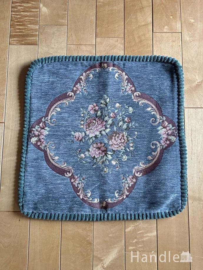 プチポワン調のおしゃれなクッションカバー、花柄の刺繍が華やかな