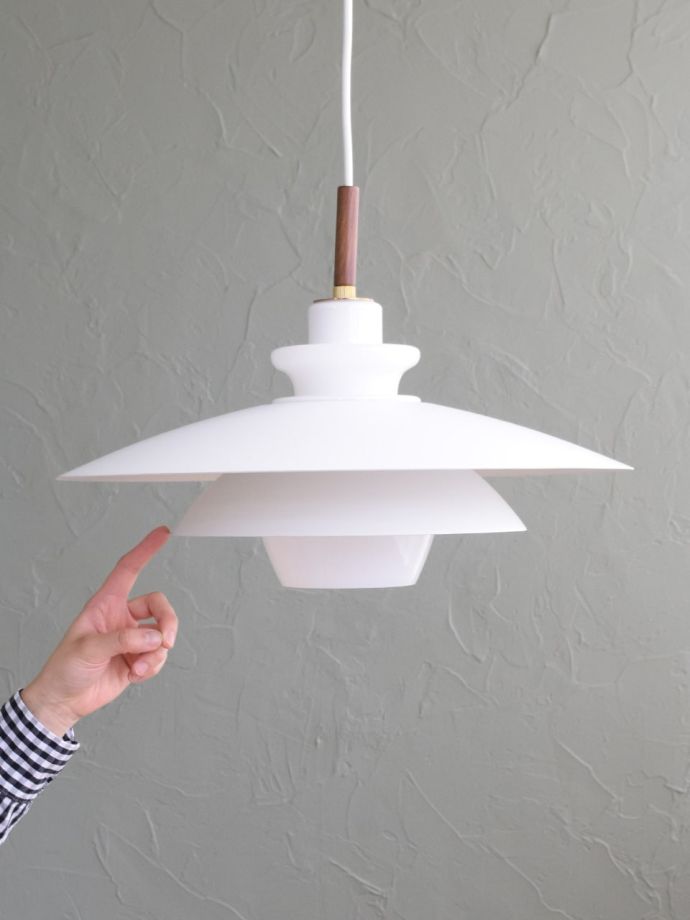 ガラス×アルミを掛け合わせた北欧スタイルの白いペンダントライト（LED