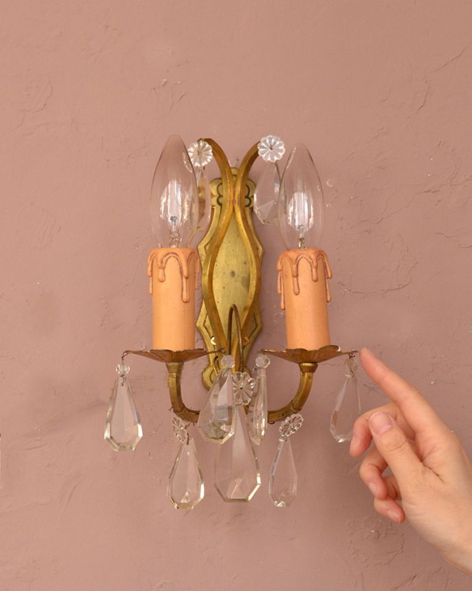 フランスアンティークの照明、ガラスドロップ付の真鍮ウォール