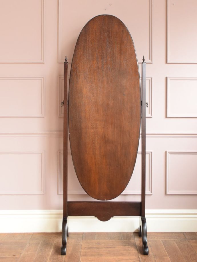 オーバル型の美しいシュバルミラー、実用的に使えるアンティークの姿見