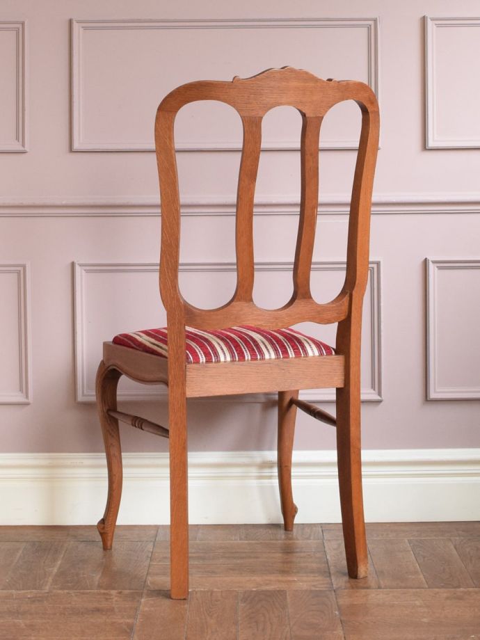 フランスから届いた美しいアンティークの椅子、天使の羽がデザインされ