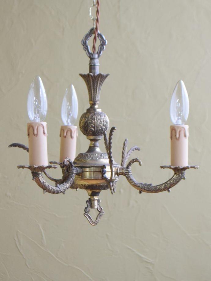 フランスで見つけたアンティークのシャンデリア、3灯タイプの真鍮製