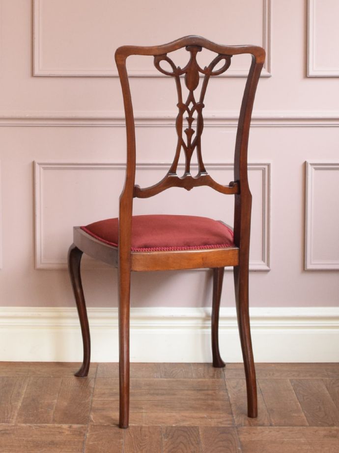 マホガニー材のアンティークチェア、透かし彫りが美しいインレイド