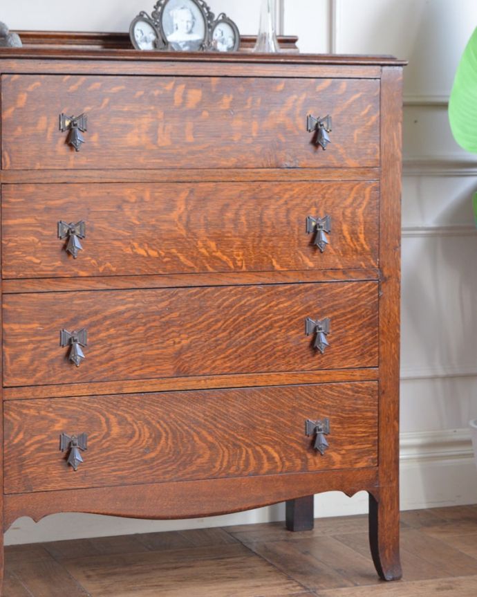 英国アンティークのおしゃれなチェスト、オーク材の杢目が美しい洋服