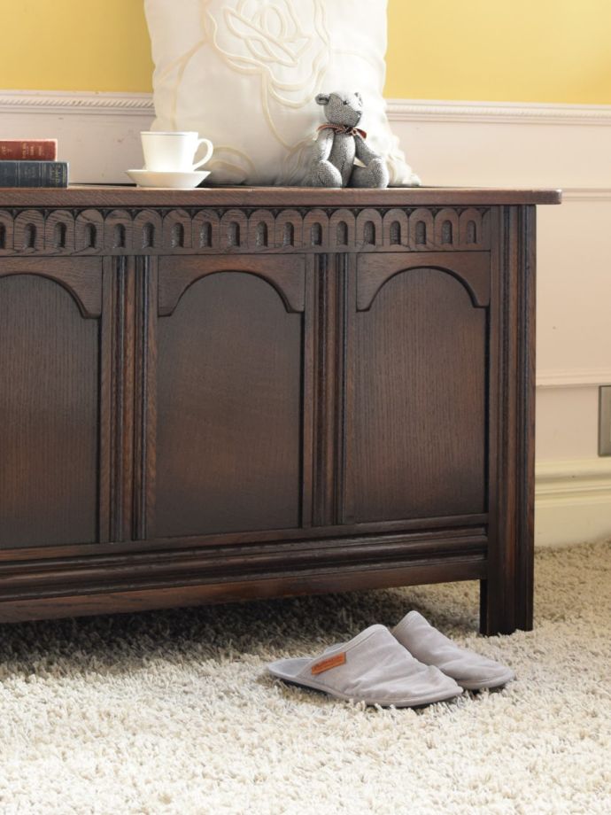 イギリスから届いたアンティークの箱型収納家具、オーク材のおしゃれな