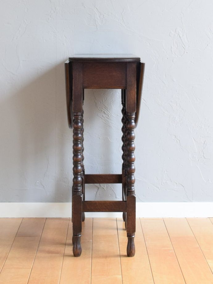 イギリスから届いたアンティークの伸長式テーブル、天板の彫りが美しい