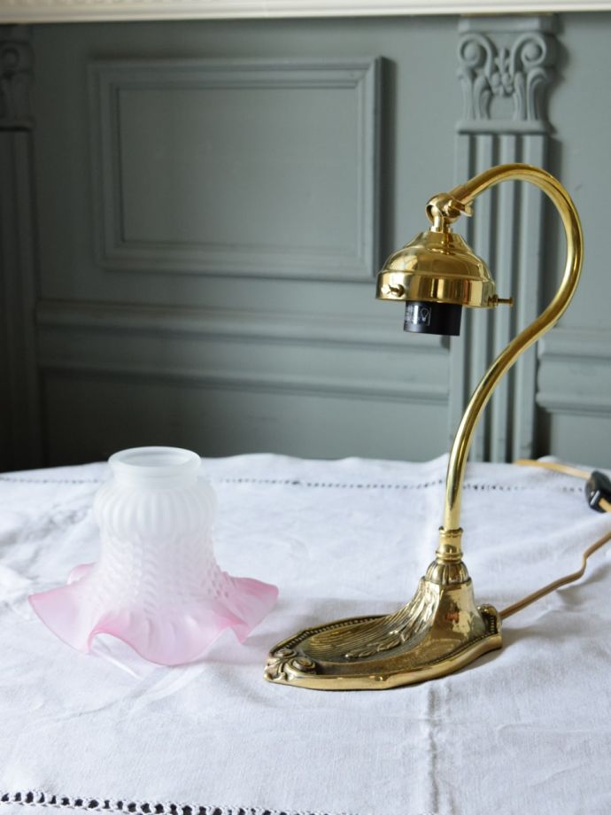 イタリアから届いたおしゃれな照明器具、真鍮製のテーブルランプ（E17