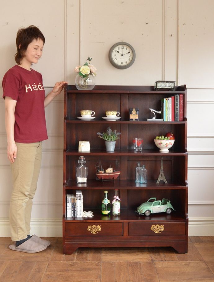 アンティーク風のおしゃれなキャビネット、マホガニー材のオープン