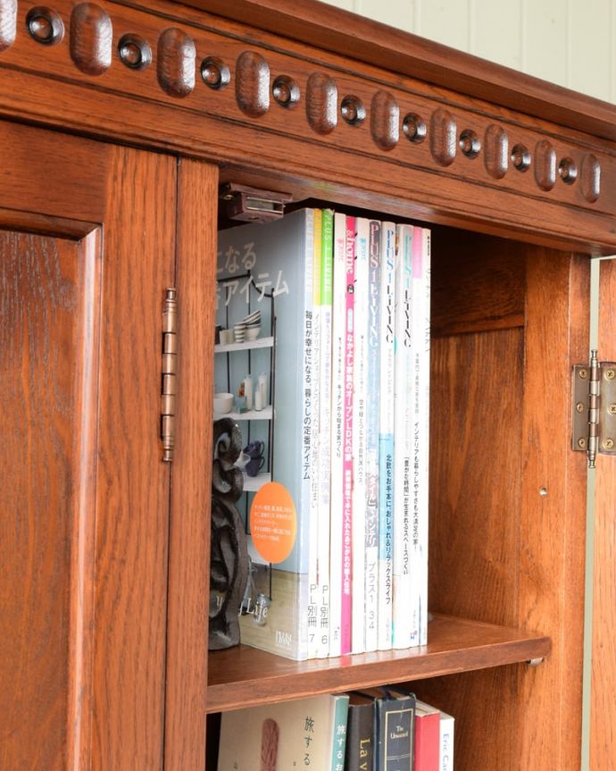 アンティーク調のキャビネット、ツイスト脚の本棚（ブックケース）(y