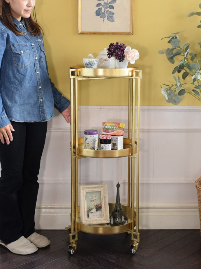 キラッキラに輝くゴールド色のトレイ付き家具、キゃスターが付いて移動