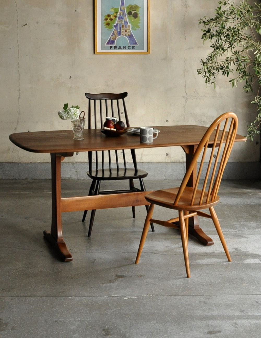 T字脚がオシャレなヴィンテージ家具、アーコールのダイニングテーブル