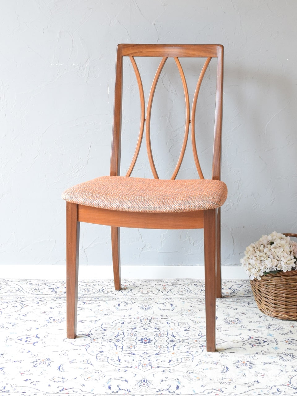 イギリスから届いたチーク材のダイニング椅子、北欧スタイルの